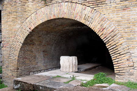 古门口摄影照片_意大利西西里岛陶尔米纳小罗马剧院的古砖拱门