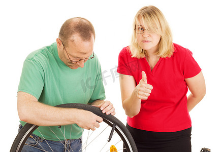机械师修理自行车的车轮