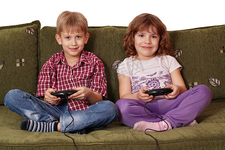 男孩和小女孩玩电子游戏