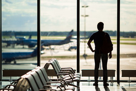 一名男子在机场等待登机的剪影