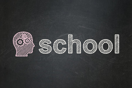 教育理念： 头与齿轮和学校在黑板背景