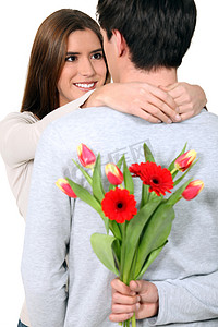 男人为女友送上惊喜鲜花