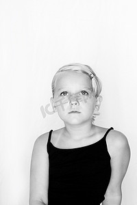 一个 8 岁女孩的黑白肖像