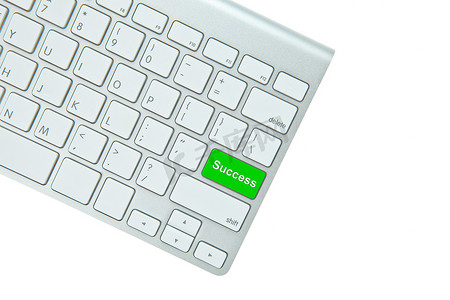 白色背面隔离的电脑键盘上的绿色成功按钮