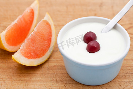 葡萄酸奶摄影照片_两片粉红柚子和新鲜酸奶