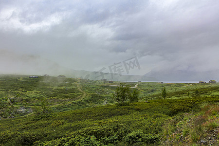 挪威风景与雾云岩石悬崖与海姆瑟达尔小屋。