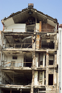 png炸弹摄影照片_北约在贝尔格莱德上空行动期间被摧毁的建筑物近距离被炸毁