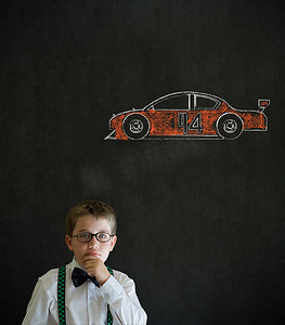 有思想的孩子摄影照片_有纳斯卡赛车迷车的思考男孩商人