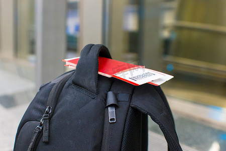 机场背包上的特写护照和登机牌