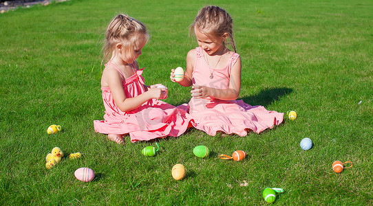 嫦娥的兔子摄影照片_两个可爱的小姐妹玩复活节彩蛋