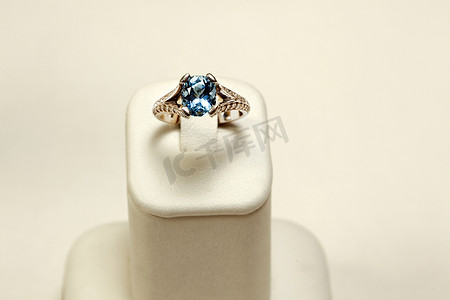 18k 白金戒指，彩色背景上镶嵌海蓝宝石椭圆形和钻石
