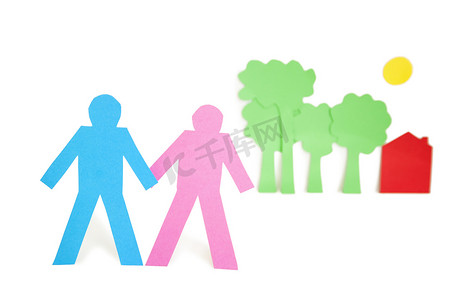 代表一对夫妇的剪纸，背景为白色，有树木和房子
