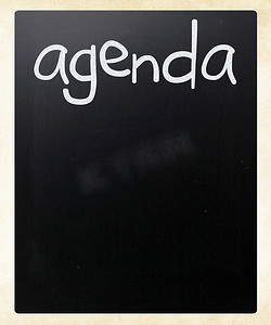 黑板上用白色粉笔手写的“议程”