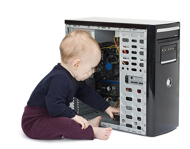 有开放计算机的年幼的孩子