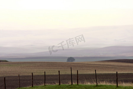 风景秀丽的萨斯喀彻温省大草原上的栅栏线