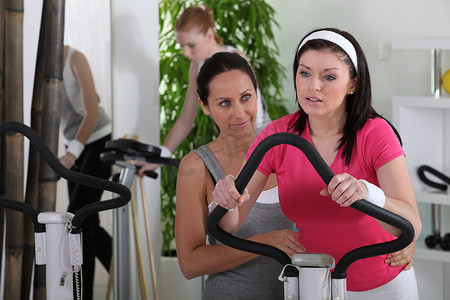 女性在健身房骑自行车