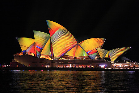 魔术图片摄影照片_缤纷悉尼灯光音乐节 (Vivid Sydney)，悉尼歌剧院，色彩缤纷的几何魔术