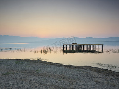宁静湖面摄影照片_黎明时分的湖面