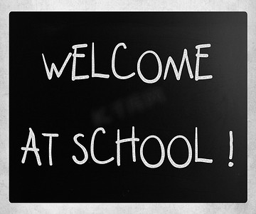 黑板照片背景摄影照片_黑板上用白色粉笔手写的“欢迎来到学校”