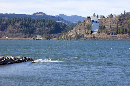 飞溅水花摄影照片_在哥伦比亚河、胡德河或俄勒冈州进行风帆冲浪。