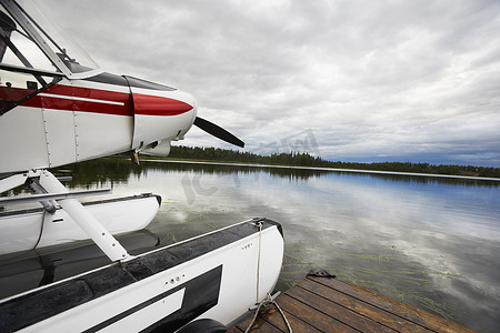 水上飞机码头摄影照片_水上飞机绑在湖边的木码头上