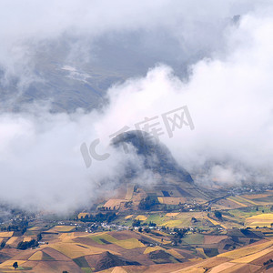 厄瓜多尔高原 Zumbahua 田野上的云彩。