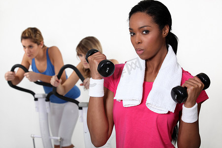 班级纪律摄影照片_女性在健身房训练