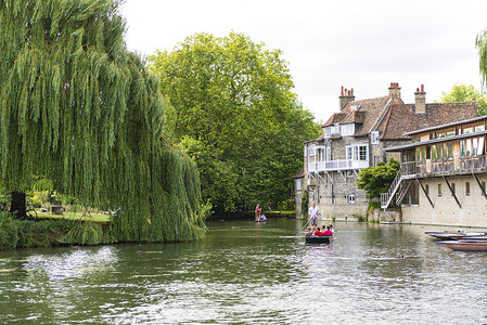 英国剑桥 — 8 月 18 日：河中吊船的旅游赌客