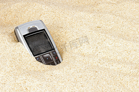 手机掉进沙子里