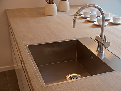 水槽广告摄影照片_带水龙头的现代厨房水槽细节