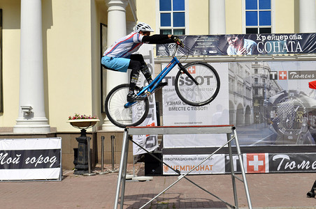 米哈伊尔·苏哈诺夫 (Mikhail Sukhanov) 表现出色，俄罗斯自行车三人组冠军