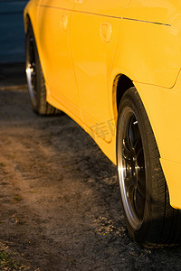 sx摄影照片_一辆黄色汽车的侧面