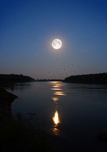 河边的月光