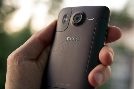 手持 HTC Desire HD 智能手机