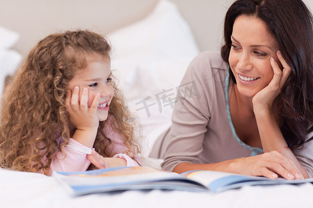 妈妈给女儿读睡前故事