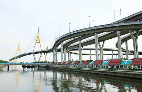 蓬头摄影照片_普密蓬大桥，曼谷，泰国