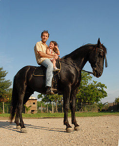 父亲和女儿在马