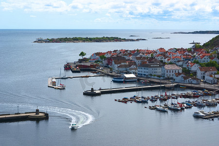 摩托艇进入挪威 Risor 港