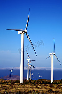 雷大风摄影照片_西班牙兰萨罗特岛的涡轮机和天空