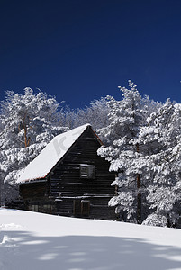 雪中​​的山屋