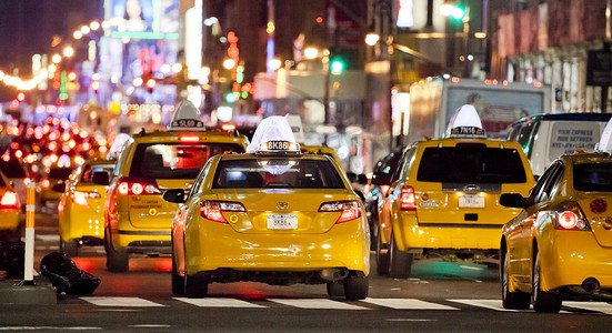 纽约市 - 9 月 22 日：第八大道，以出租车为特色