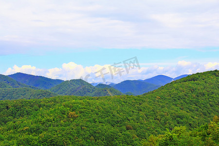 农村大山风景摄影照片_夏季风景与高加索绿山