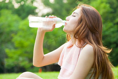 女人坐着累了，运动后喝水。