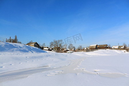 海岸冬天河上的村庄