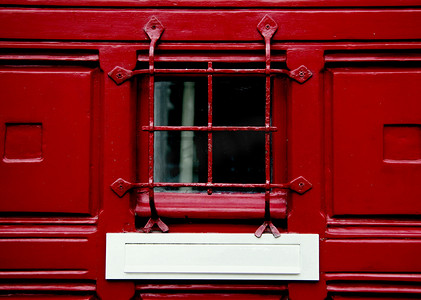 红门上的窗户