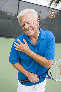 老人打网球时右肩受伤
