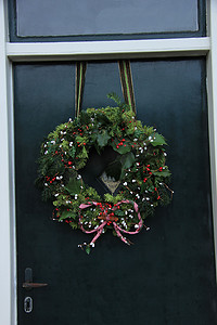 门上有装饰的经典圣诞花环