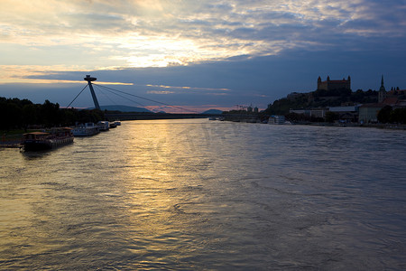 黑五新发现大赏摄影照片_斯洛伐克多瑙河上有新桥的布拉迪斯拉发城堡