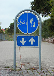 双箭头摄影照片_用双向箭头标志分隔长廊和自行车区