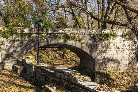 小溪石桥摄影照片_希腊阿卡迪亚的古老老式石桥。